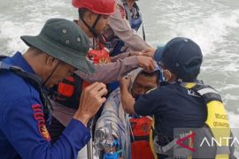 Tim gabungan evakuasi seorang nelayan Sungailiat di laut kerena sakit