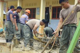 Satgas Brimob membersihkan sekolah dari material banjir di Aceh Tamiang