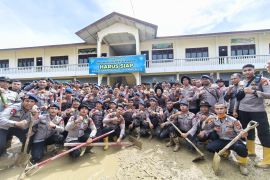 Kapolri harap sekolah di Aceh Tamiang bisa beroperasi pada 5 Januari