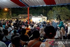 Warga nunggu Nobar di posko pengungsian Batu Hula sama Prabowo