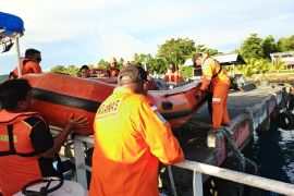 Gubernur Fakhiri minta TNI-Polri terus mencari korban kapal cepat di Yapen