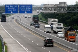 Arus kendaraan saat libur Natal dan Tahun Baru di tol Ngawi