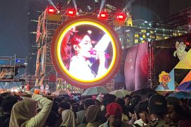 Penyanyi Marion Jola hibur warga di Bundaran HI semarakan malam  tahun baru 2026