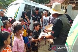 LSM Gadjah Puteh terobos lumpur salurkan bantuan untuk kelompok rentan Aceh Tamiang