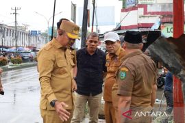 Kolaborasi Pemkab Madina - PT SMGP tangani drainase tersumbat di Pasar Lama Panyabungan