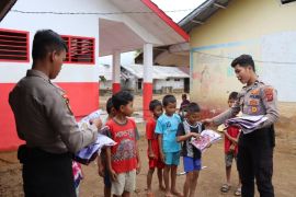 Polda Sumut salurkan seragam sekolah untuk siswa di Tapanuli Tengah
