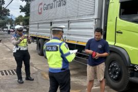 Polres Garut tindak sopir truk yang masih beroperasi di kawasan jalur arteri
