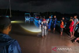 Polisi Bangka Barat-warga selamatkan korban kapal nelayan karam