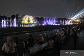 TMII menjadi salah satu pusat kunjungan warga saat malam pergantian tahun di Jakarta