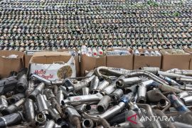 Pemusnahan knalpot bising dan minuman keras di Tasikmalaya