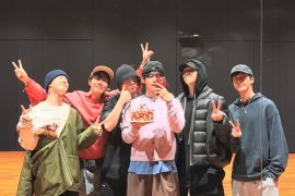 V rayakan ulang tahun ke-30 bareng anggota BTS di studio latihan