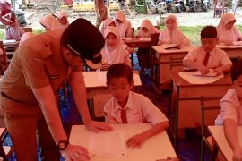 94 siswa SDN 05 Batang Anai, Padang Pariaman ujian di tenda darurat