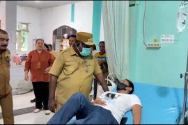 80 siswa di Raja Ampat diduga keracunan MBG, Gubernur tutup SPPG Wasai