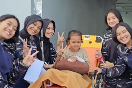 Bocah korban banjir patah tulang, jalani pemulihan di kapal perang