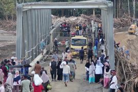Jembatan di Bireuen hampir rampung, warga bisa distribusikan logistik