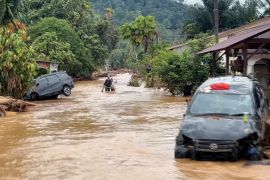 Kondisi jalan utama di Tapanuli Tengah pascabanjir bandang