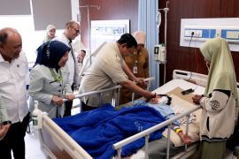 Presiden jenguk guru dan siswa korban tabrakan mobil SPPG