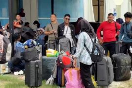 Akses darat terputus, ratusan korban banjir Aceh manfaatkan jalur laut