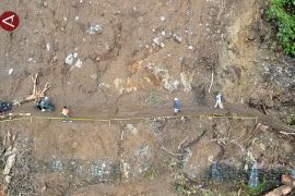 Banjir, jalur Lembah Anai Sumbar hanya bisa dilewati sepeda motor