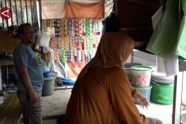 Berdagang dengan empati, cara Riswan tetap bangkit setelah bencana