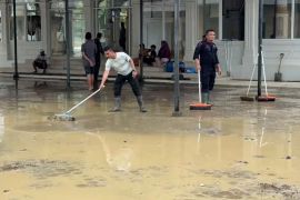 Brimob Polda Aceh bersihkan lumpur sisa banjir di fasilitas umum