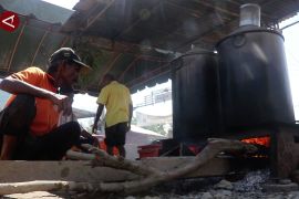 Elpiji langka, dapur umum korban banjir Pidie Jaya andalkan kayu bakar