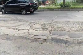 Jelang Nataru, Pemkot Cilegon benahi jalan rusak dan ganti lampu padam