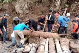 Jembatan darurat jadi penghubung Nagari di Tanah Datar usai terisolasi