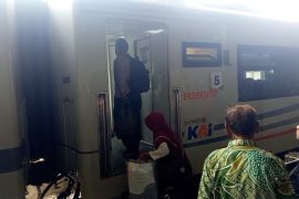 Kereta api masih jadi pilihan utama warga di libur akhir tahun