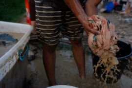 Ketiadaan akses air bersih, warga di Aceh Tamiang mandi di parit