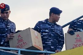 KRI Sutedi Senoputra-378 berlabuh bawa bantuan bagi korban banjir Aceh