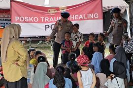 Personel Brimob pulihkan trauma anak korban bencana di Bener Meriah