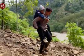 Personel Polres Gayo Lues evakuasi warga dusun yang masih terisolasi