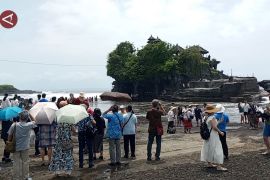 Ribuan turis mancanegara dan domestik padati Tanah Lot, Bali