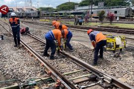 Pemeriksaan jalur rel KAI Daop 8 Surabaya ditingkatkan jelang nataru