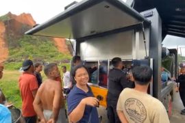 Brimob Polda Sumut gunakan kendaraan khusus untuk salurkan air bersih