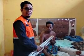 Baznas Agam salurkan kursi roda untuk korban bencana