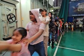 KRI Dokter Soeharso jadi ruang pemulihan anak korban banjir