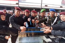 Lapas Ngawi musnahkan HP dan barang-barang terlarang hasil razia