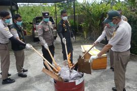 42 kilogram daging babi dan anjing ilegal dimusnahkan di Maluku