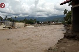 Jembatan putus disapu banjir, Padang alami kerugian besar