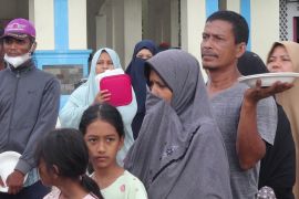 Stok makanan di pengungsian Desa Raya Dagang mulai terpenuhi