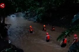 Terseret banjir dua kilometer, bocah di Bima ditemukan meninggal