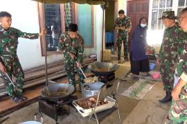 TNI AD bangun empat dapur umum untuk korban banjir di Padang