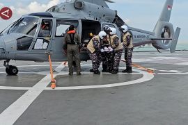 TNI AL evakuasi korban banjir Aceh Tamiang ke kapal rumah sakit