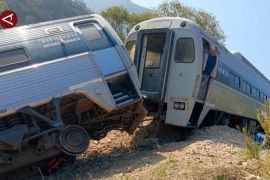  13 tewas dan 98 luka akibat kereta anjlok