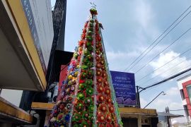 Unik! Gereja di Kota Semarang pasang pohon Natal dari limbah plastik