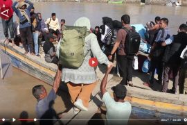 Akses terputus, ribuan warga Kuta Blang menyebrang dengan perahu - VIDEO