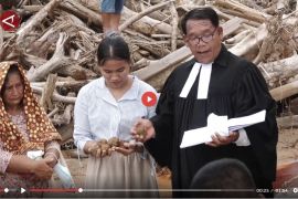 Gereja HKBP Tapanuli Tengah gelar upacara penguburan tanpa jenazah - VIDEO