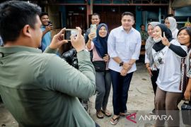 Saat Bobby jadi "fotografer dadakan" layani warga swafoto Seskab Teddy